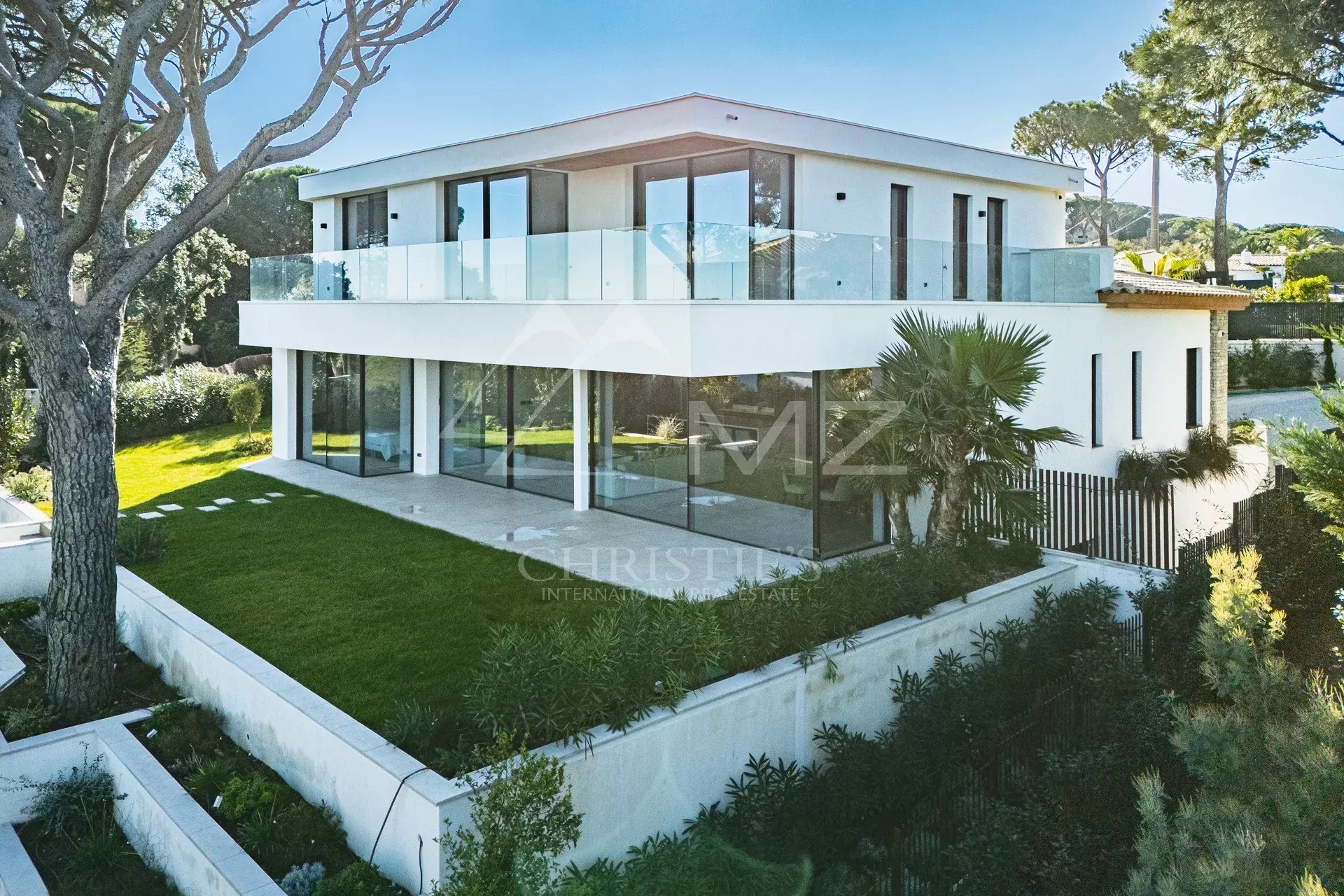 PRESTIGIOUS CONTEMPORARY VILLA - SEA VIEW