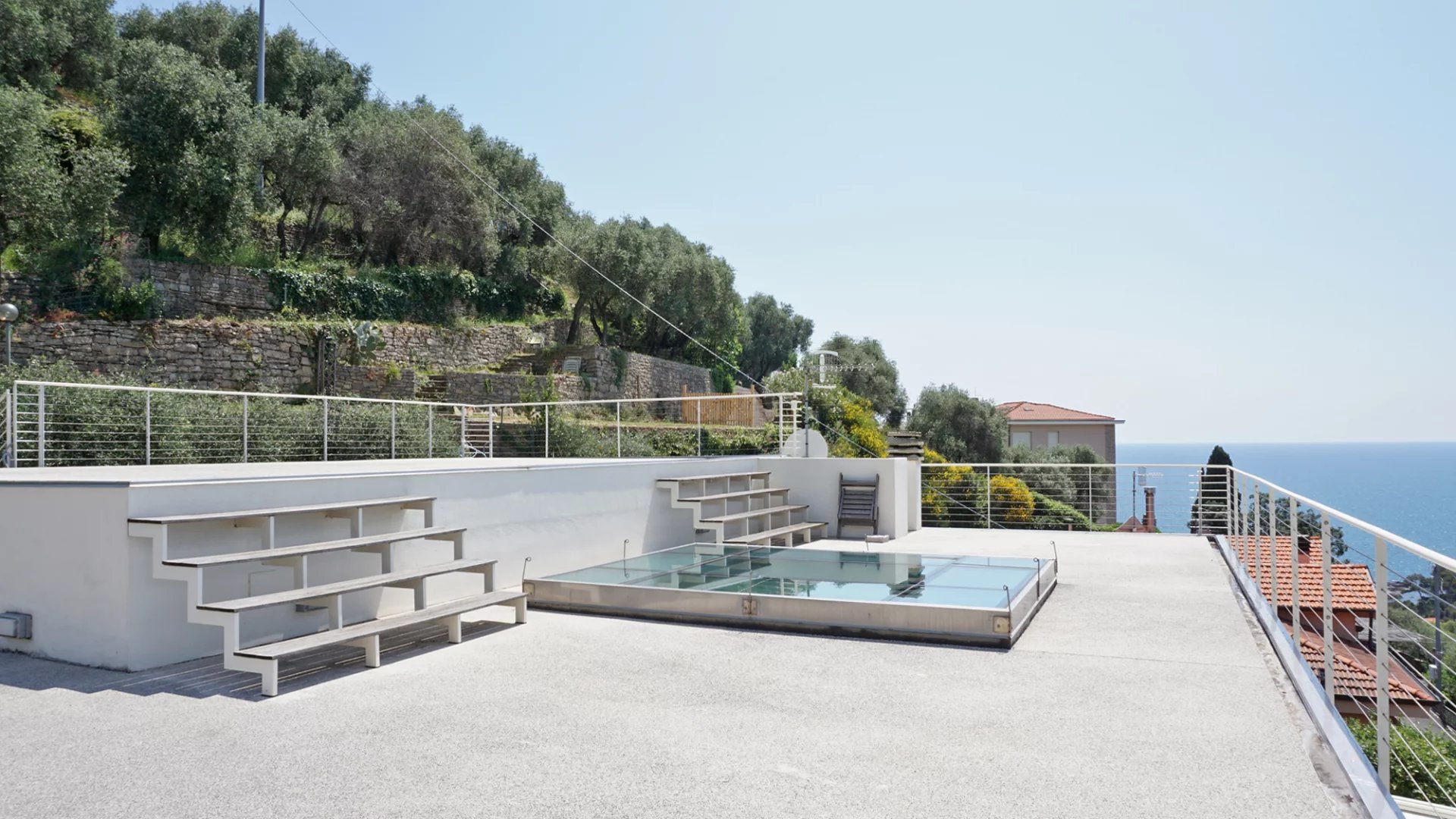 Élégante villa moderne avec de grandes fenêtres et vue sur la mer sur le golfe des Poètes à Fiascherino, Lerici