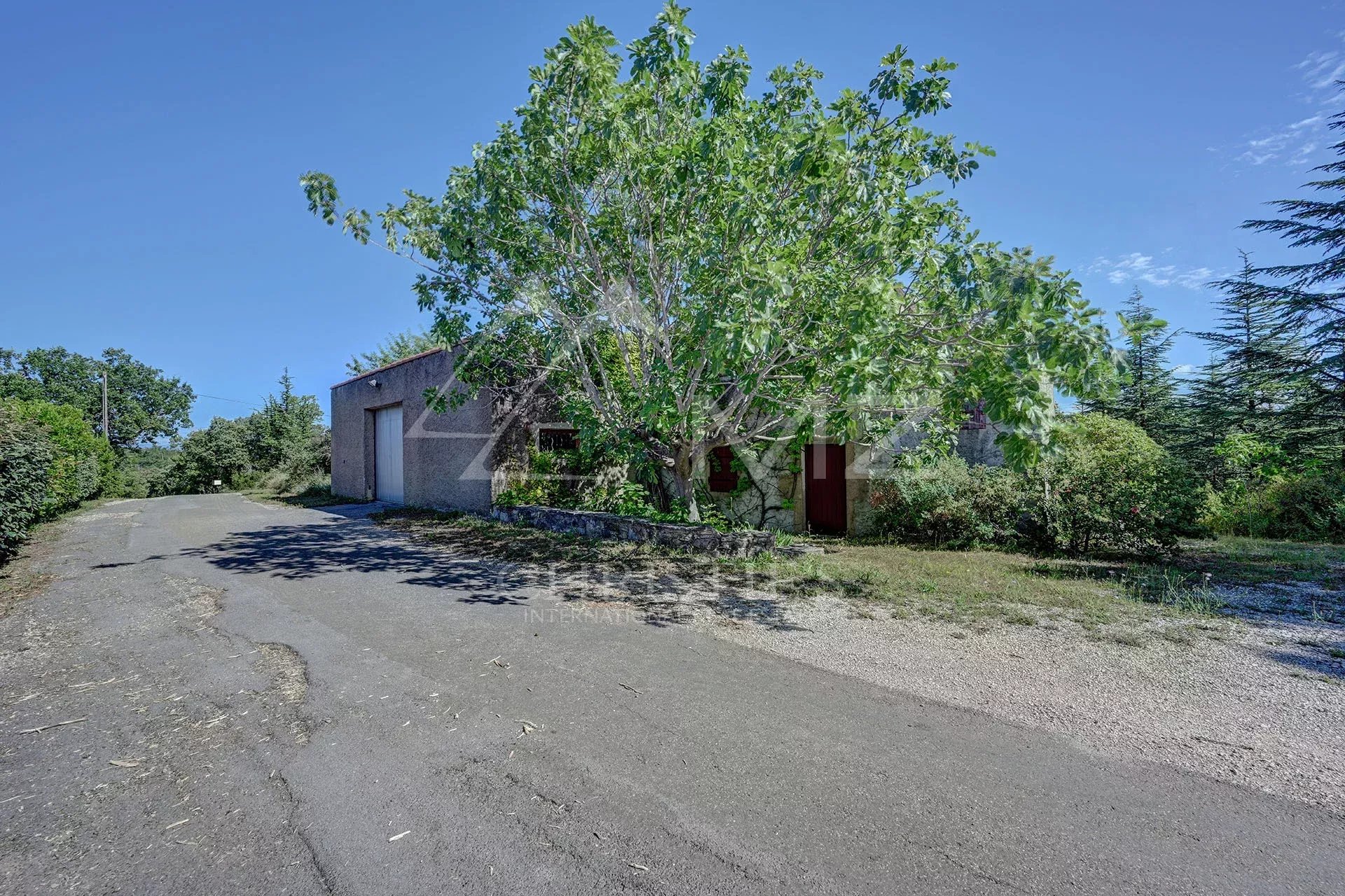 Entre Uzès et les Cévennes : sur 2 hectares, magnifique propriété