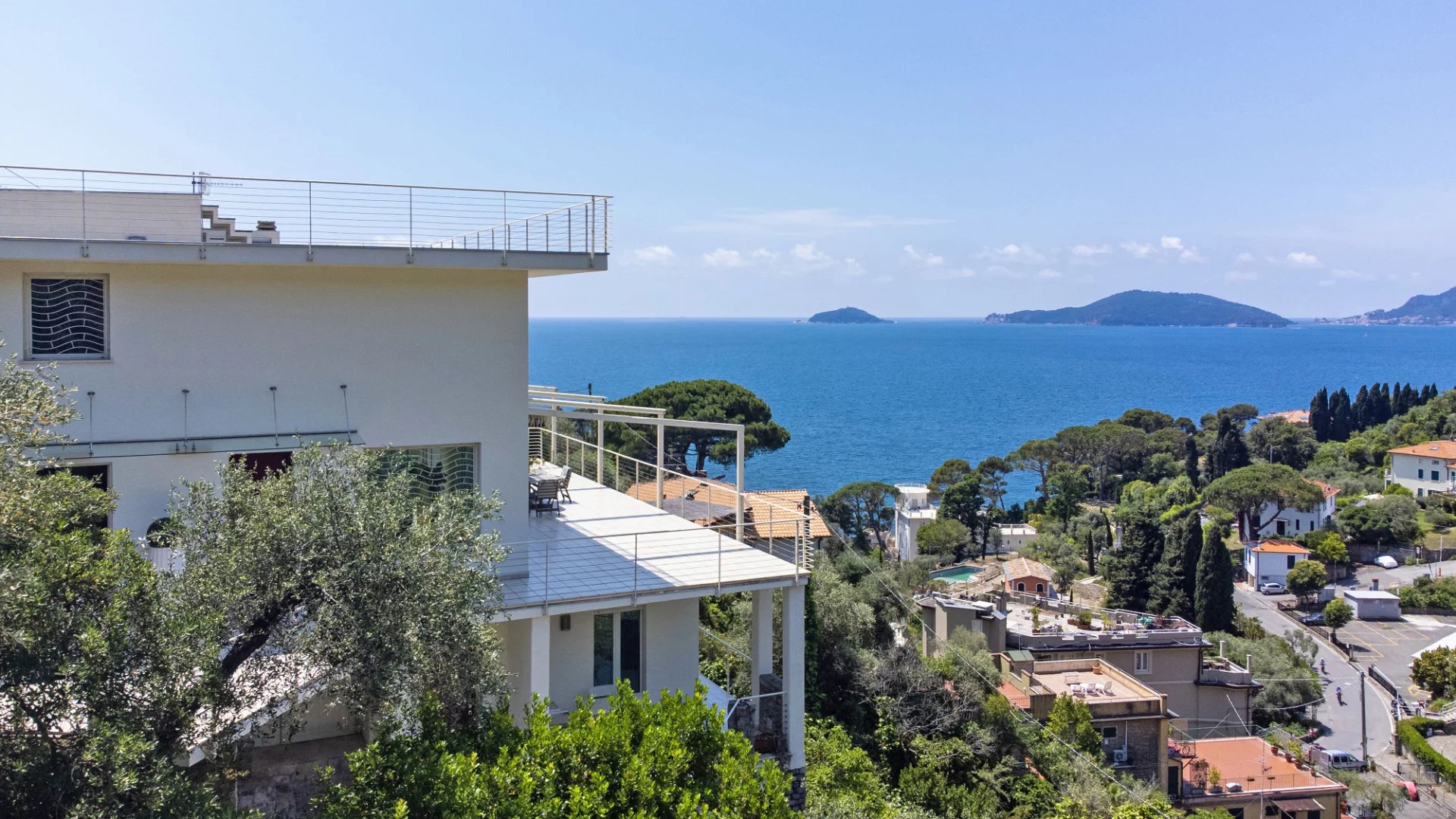 Élégante villa moderne avec de grandes fenêtres et vue sur la mer sur le golfe des Poètes à Fiascherino, Lerici