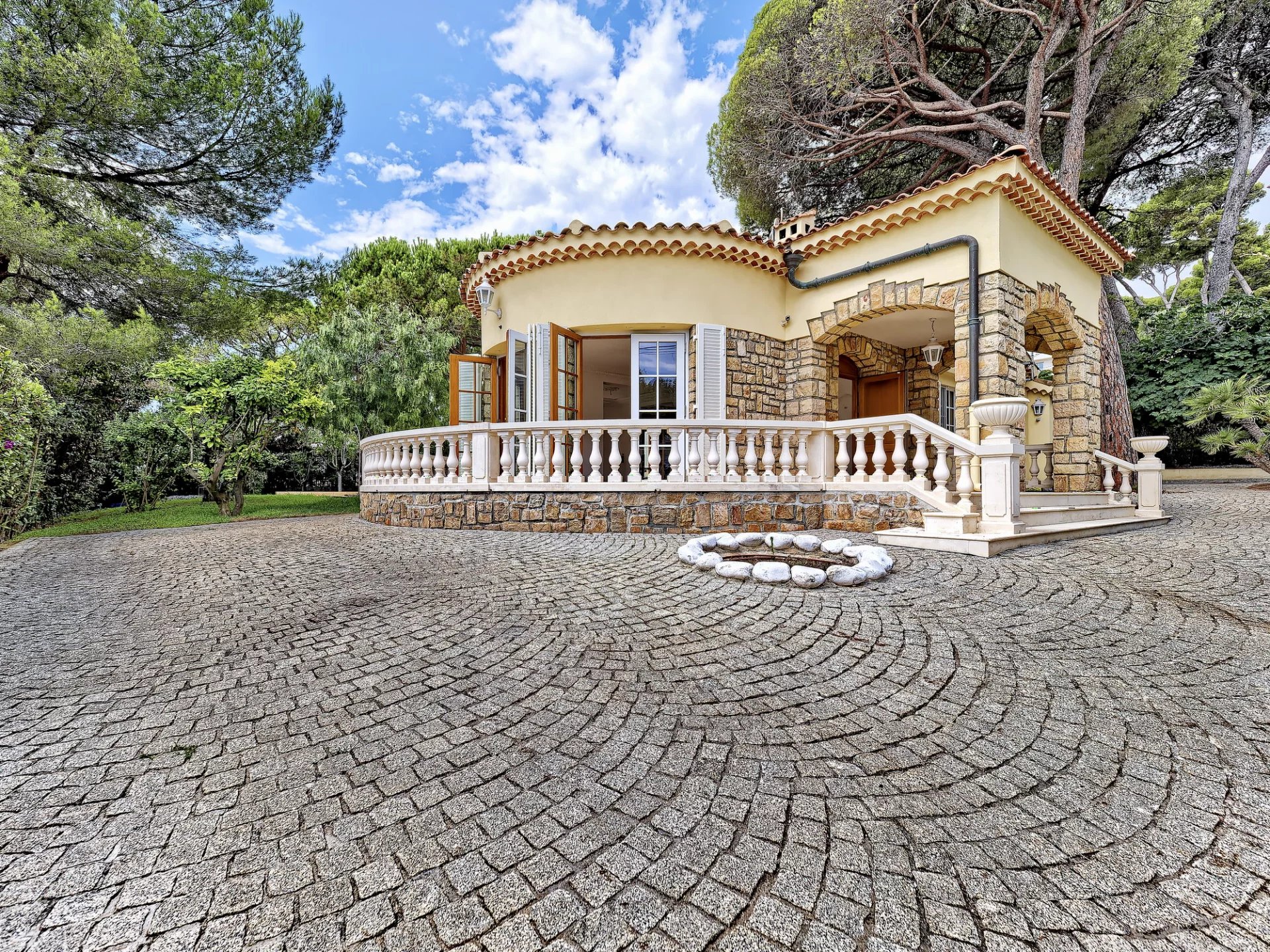 Cap d'Antibes - Villa avec aperçu mer, à pieds de la Garoupe