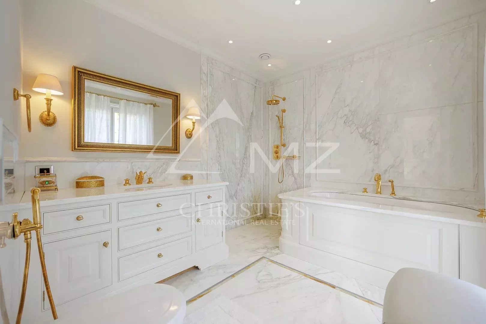 Super-Cannes - Majestueuse villa Florentine neuve surplomblant la mer