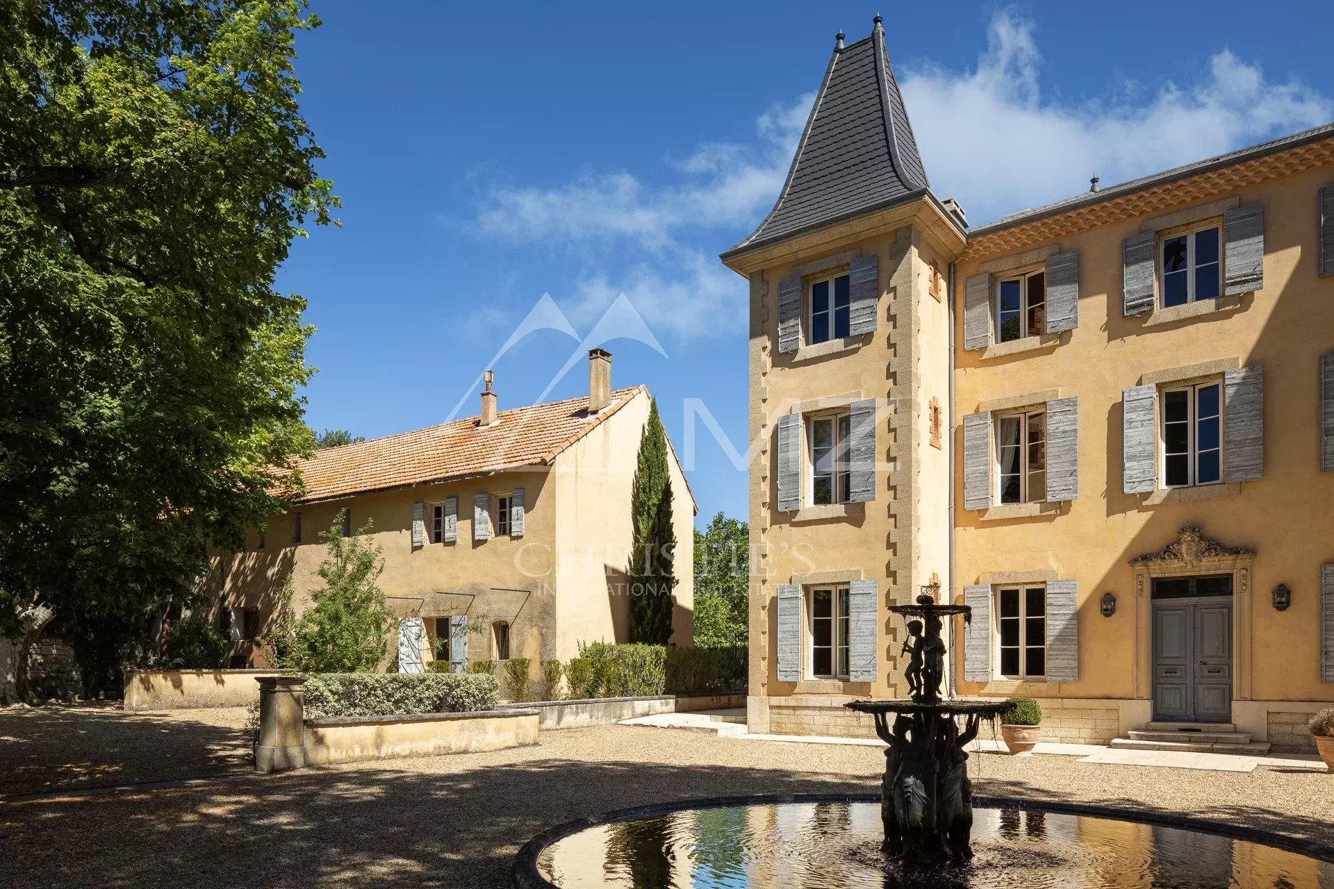 Magnificent property with 18th Century Castle full renovated and outbuildings