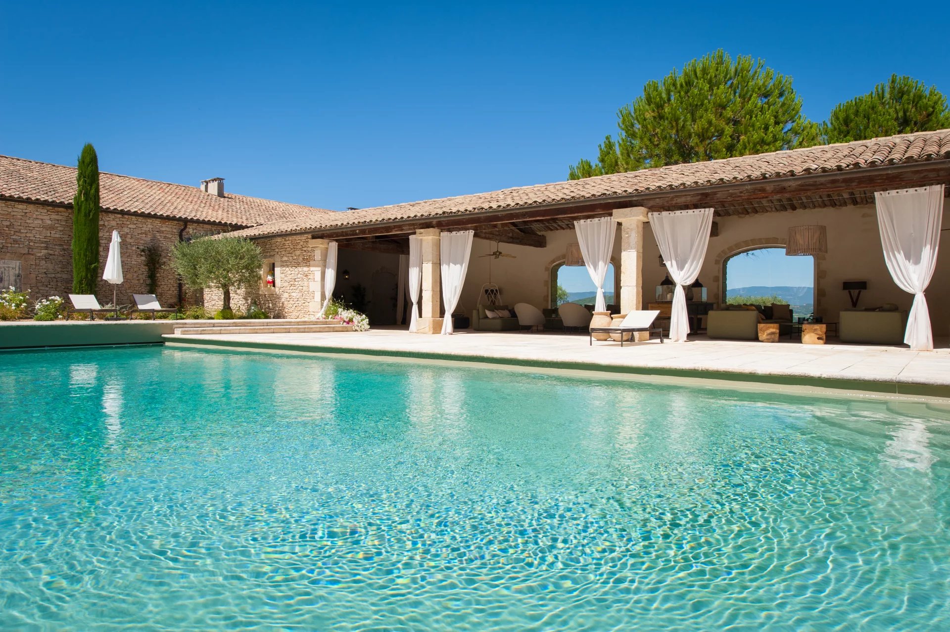 Luberon - Somptueux domaine avec tennis et piscine chauffée