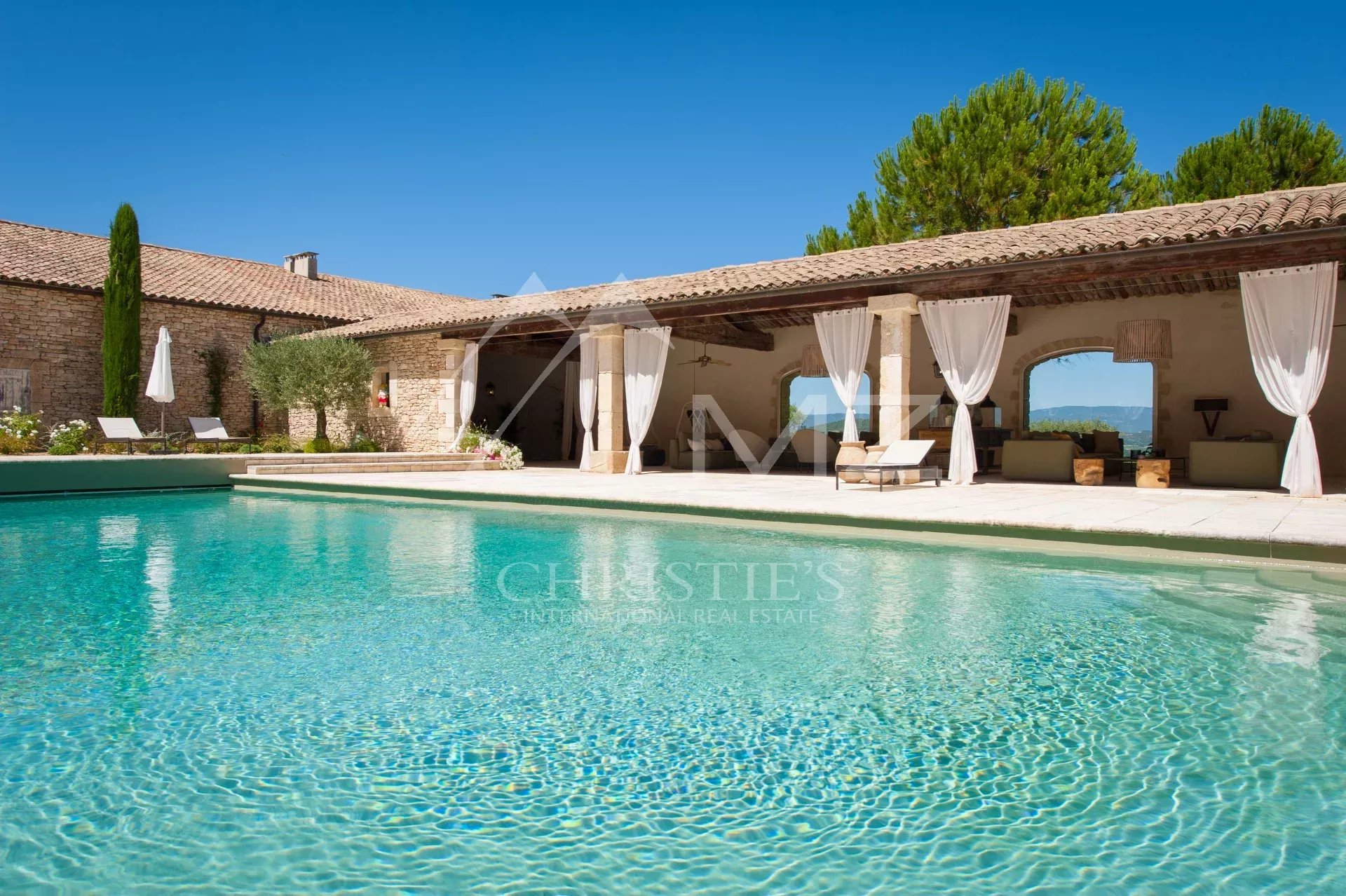 Luberon - Stunning property with heated pool and tennis court