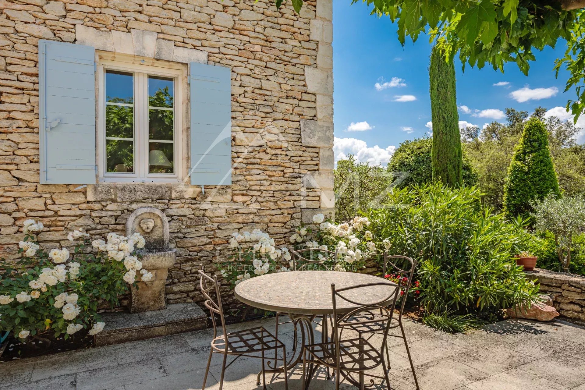 Gordes - Superbe maison en pierres proche du village