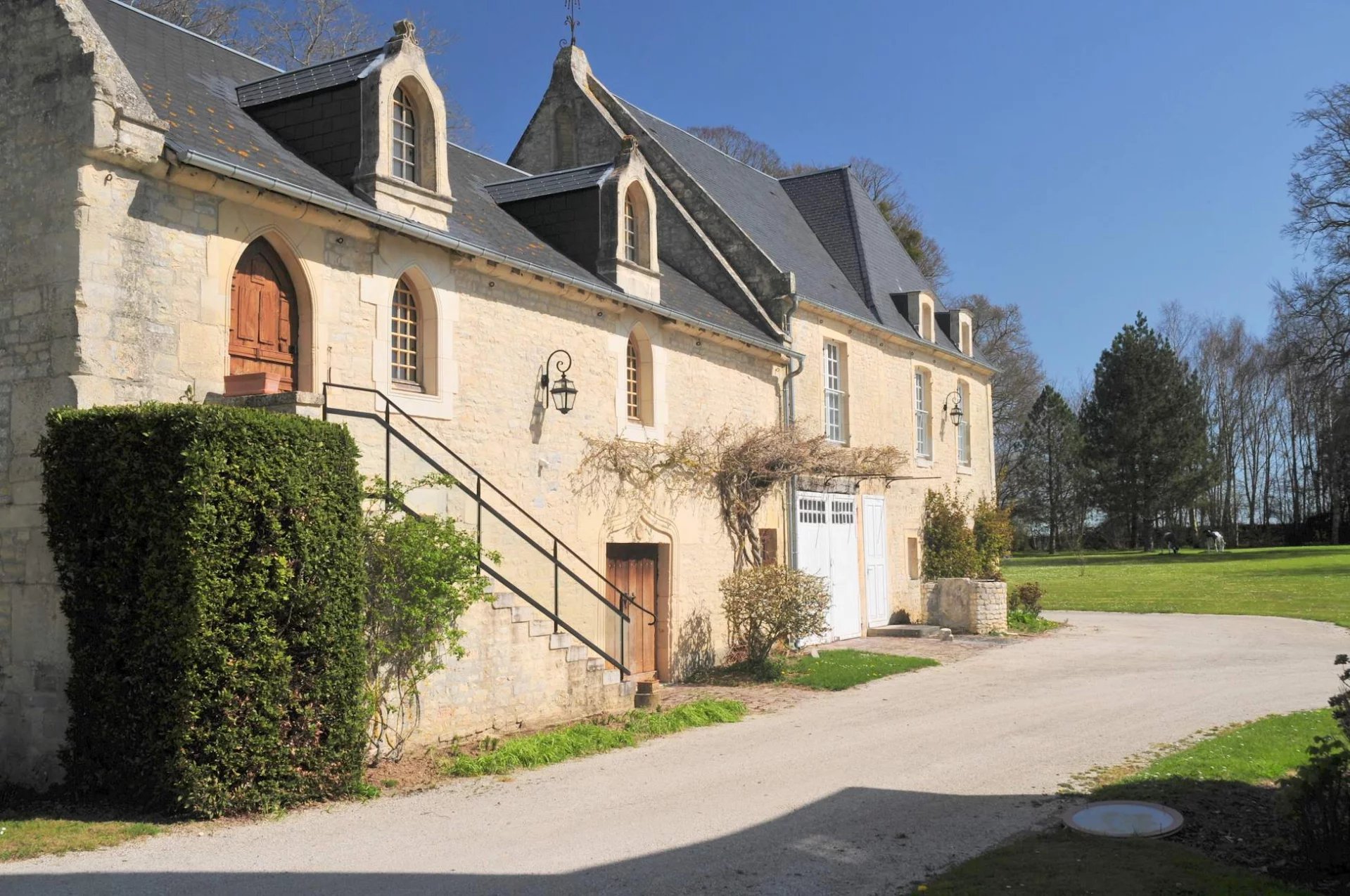 FANTASTIQUE CHÂTEAU AVEC DÉPENDANCES SUR UN VASTE PARC