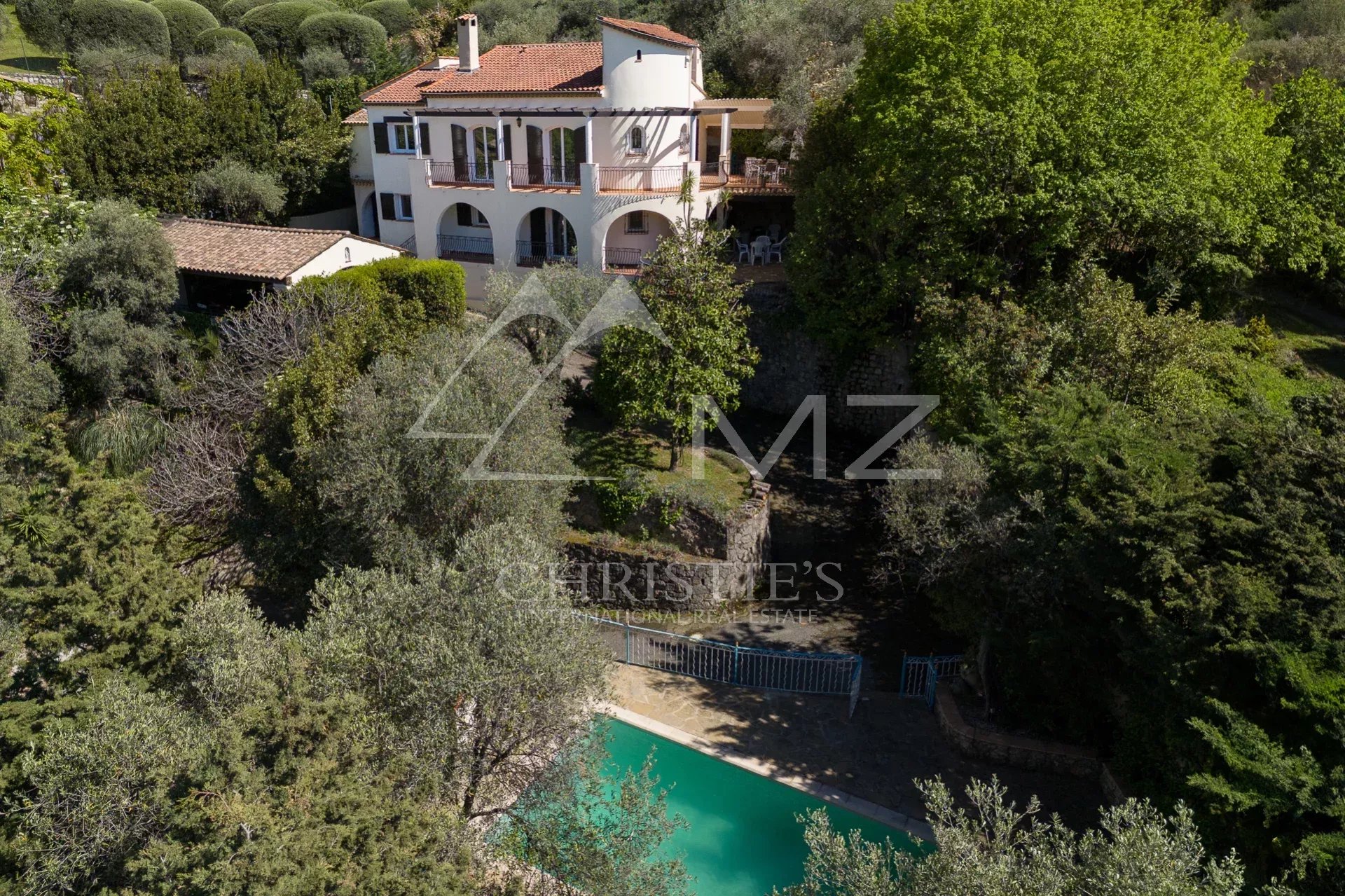 Villa d'architecte en position dominante