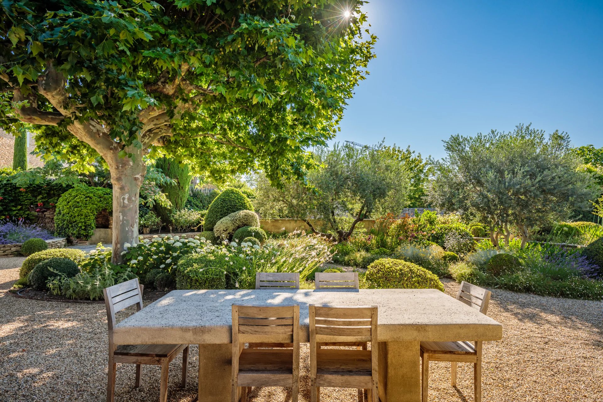 Proche Gordes - Maison de charme au cœur du village