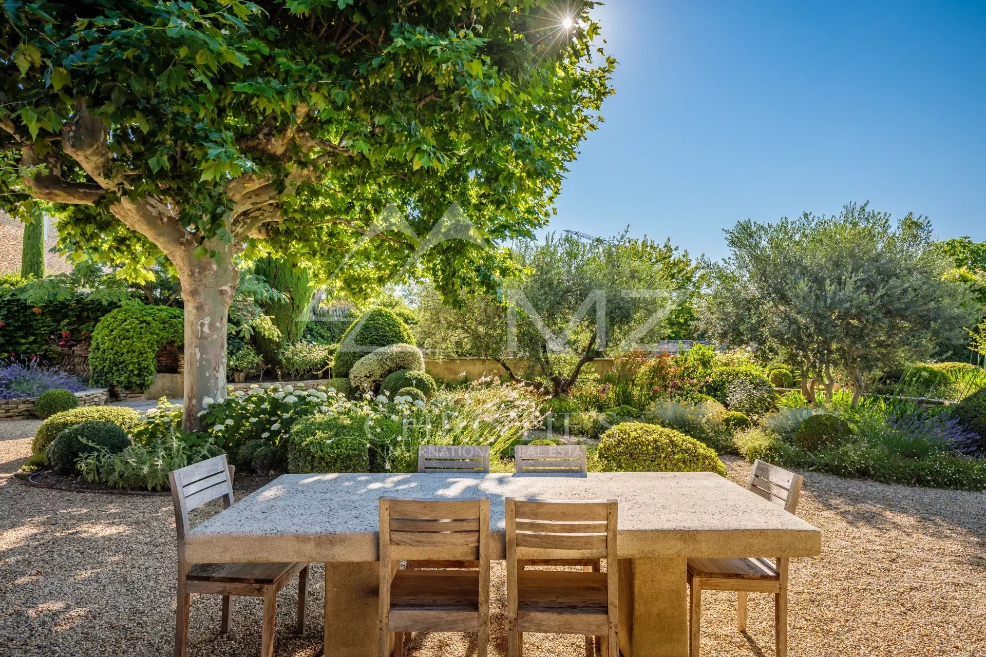 Proche Gordes - Maison de charme au cœur du village