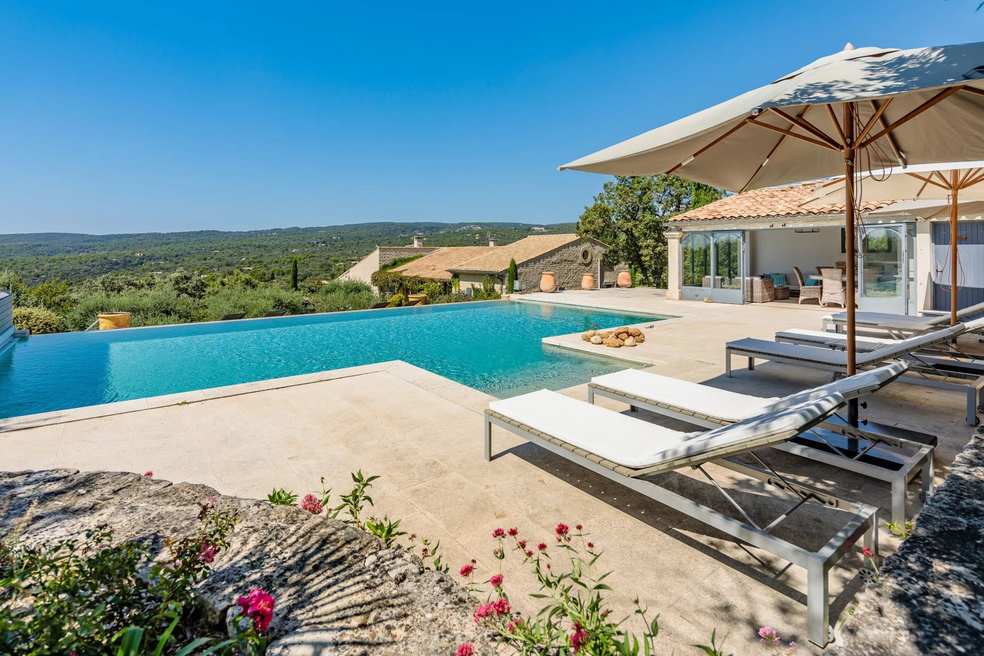 Gordes - Magnifique propriété avec piscine chauffée