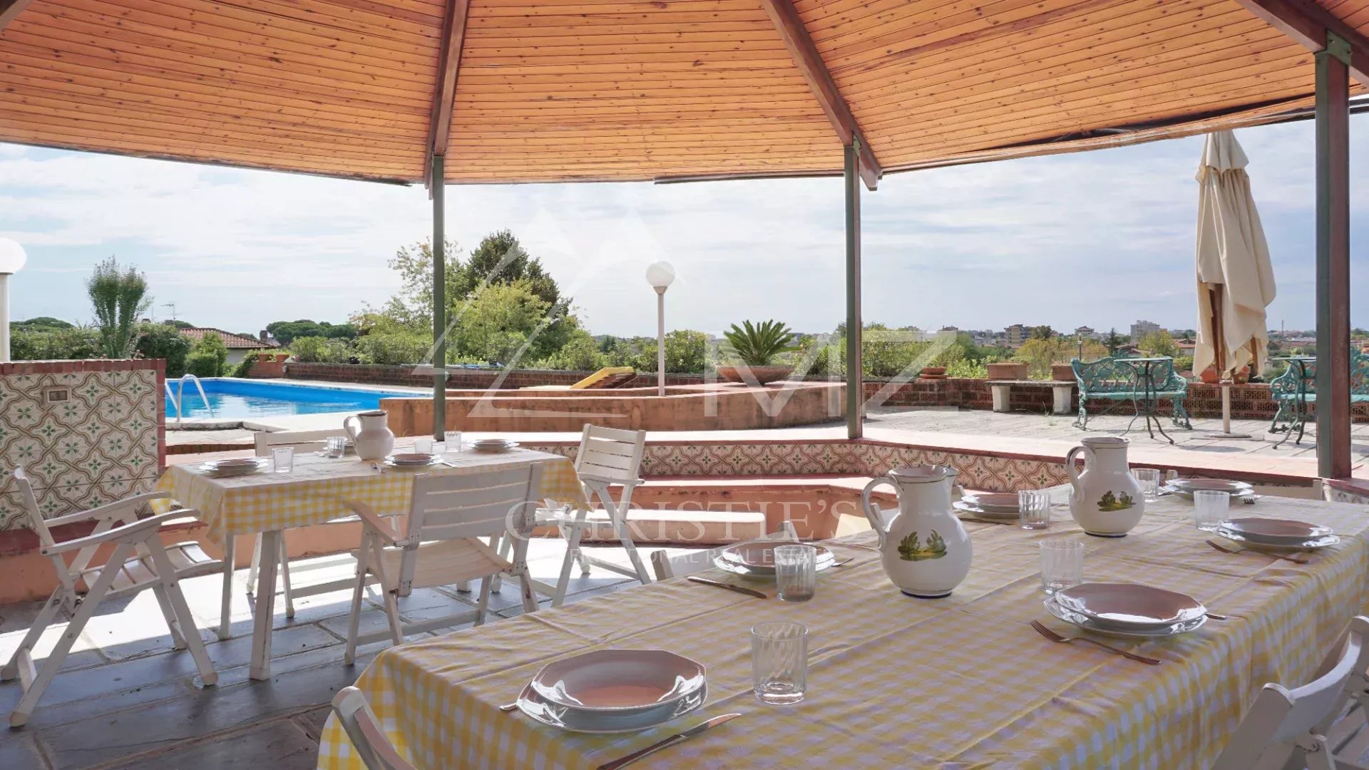 Elégante villa avec piscine, vignoble et grand terrain à une courte distance de la mer