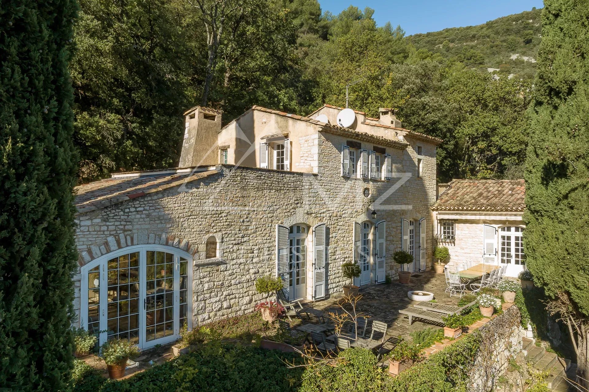 Proche Saint-Paul-de-Vence - Superbe propriété de maître