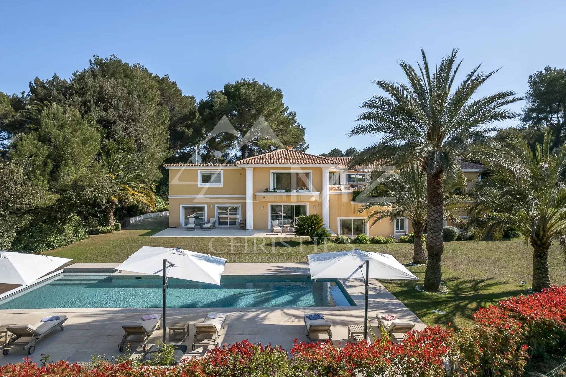 MOUGINS - MAGNIFIQUE PROPRIETE DANS UN DOMAINE FERME