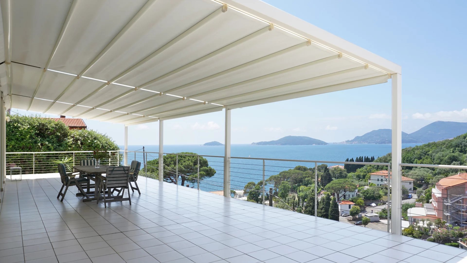 Élégante villa moderne avec de grandes fenêtres et vue sur la mer sur le golfe des Poètes à Fiascherino, Lerici