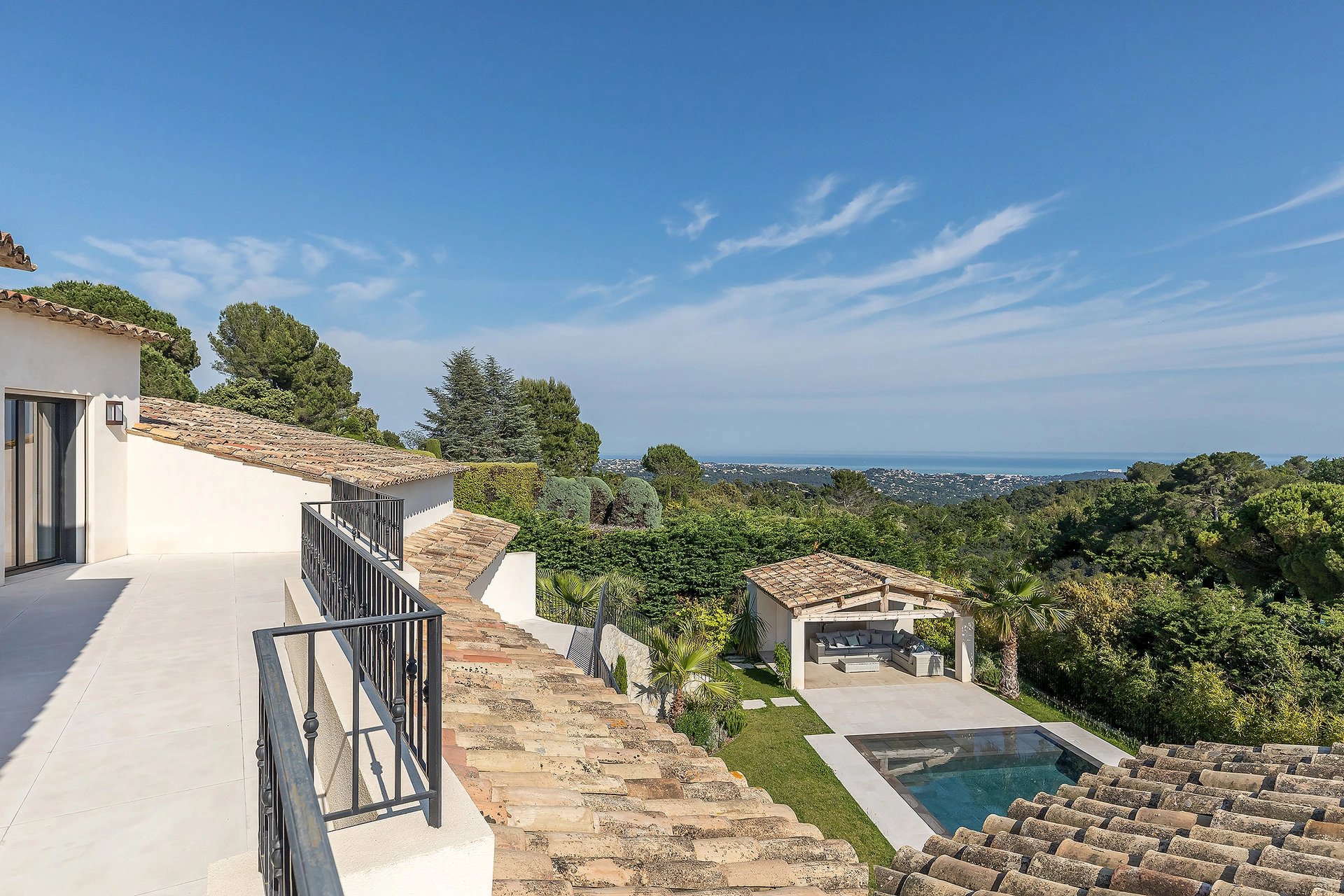 Proche Saint-Paul de Vence - Luxueuse villa au sein d'un domaine fermé