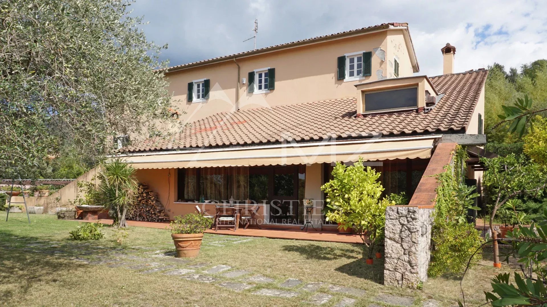 Elégante villa avec piscine, vignoble et grand terrain à une courte distance de la mer