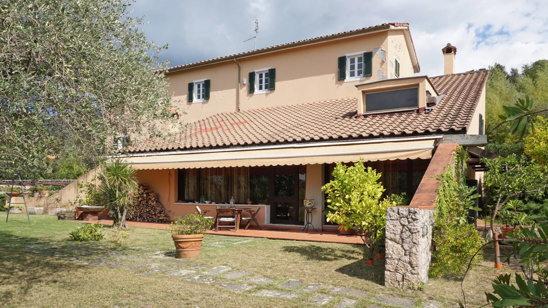 Elégante villa avec piscine, vignoble et grand terrain à une courte distance de la mer