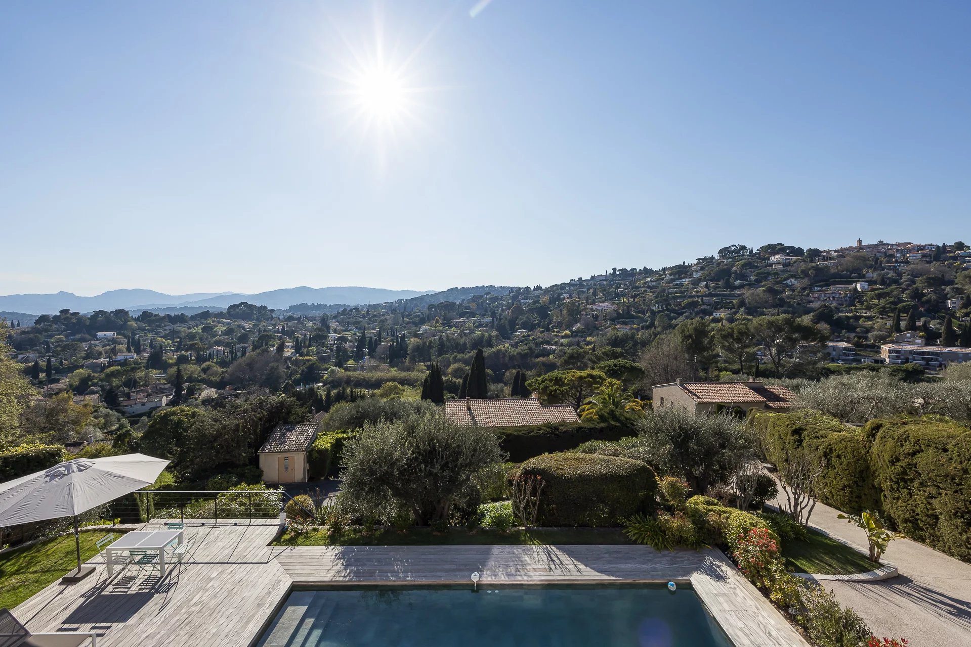 MOUGINS  - Domaine fermé, vue collines et village