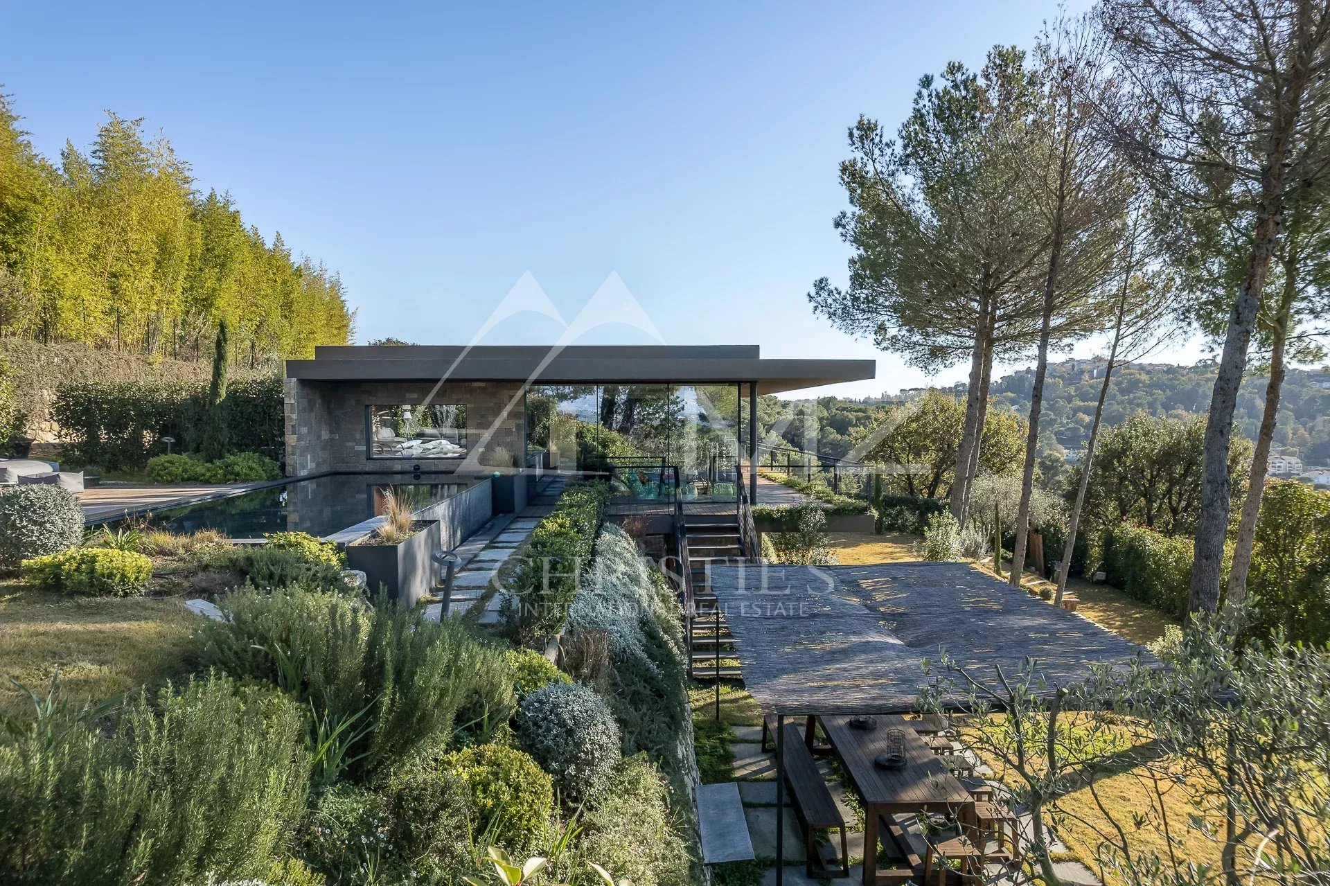 MOUGINS - CONTEMPORARY VILLA WITH PANORAMIC VIEW