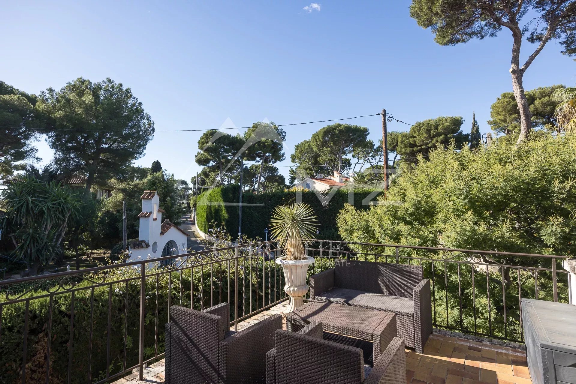 Provencal villa with sea view