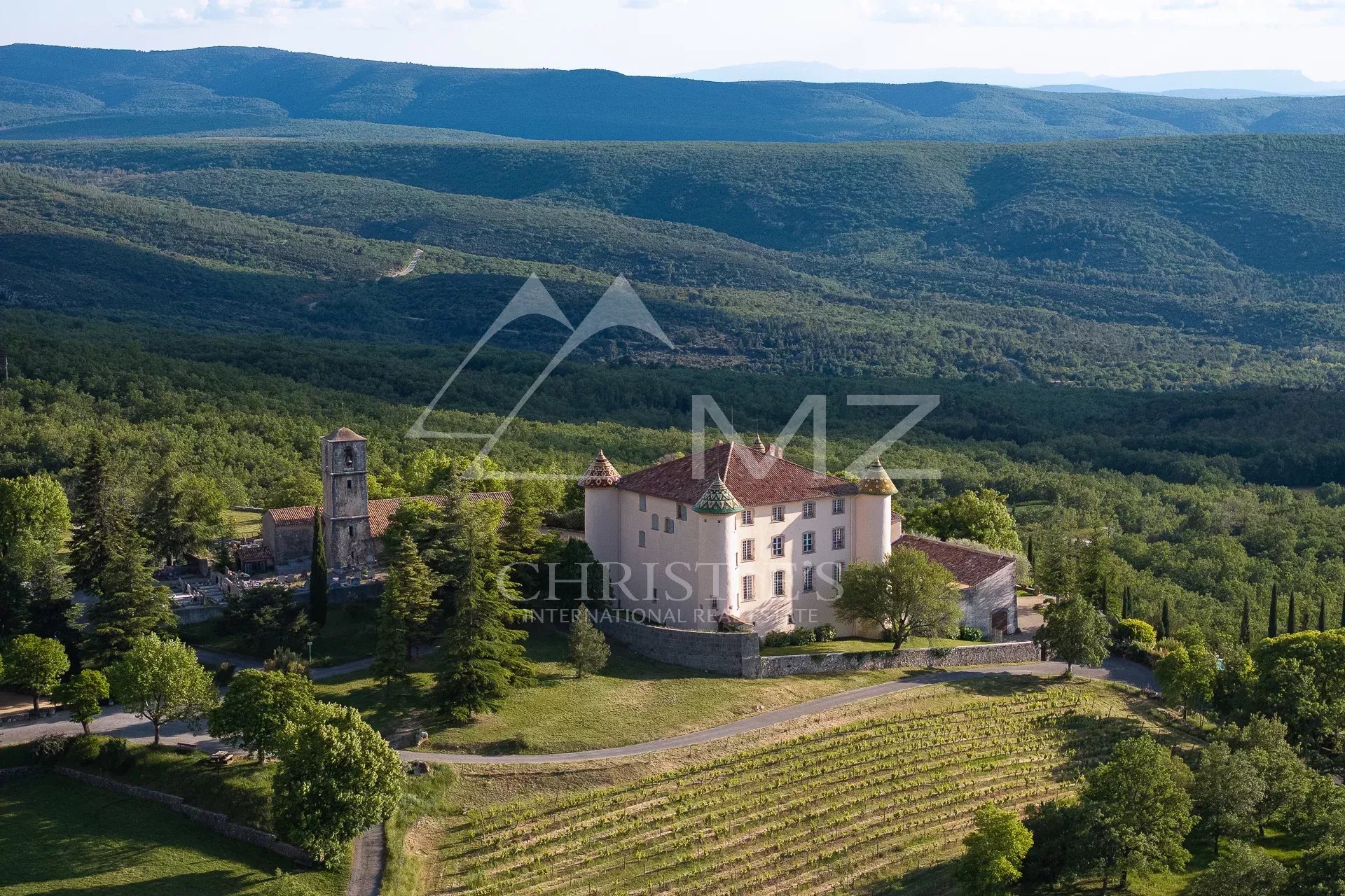 Aiguines - Remarquable domaine avec château provençal