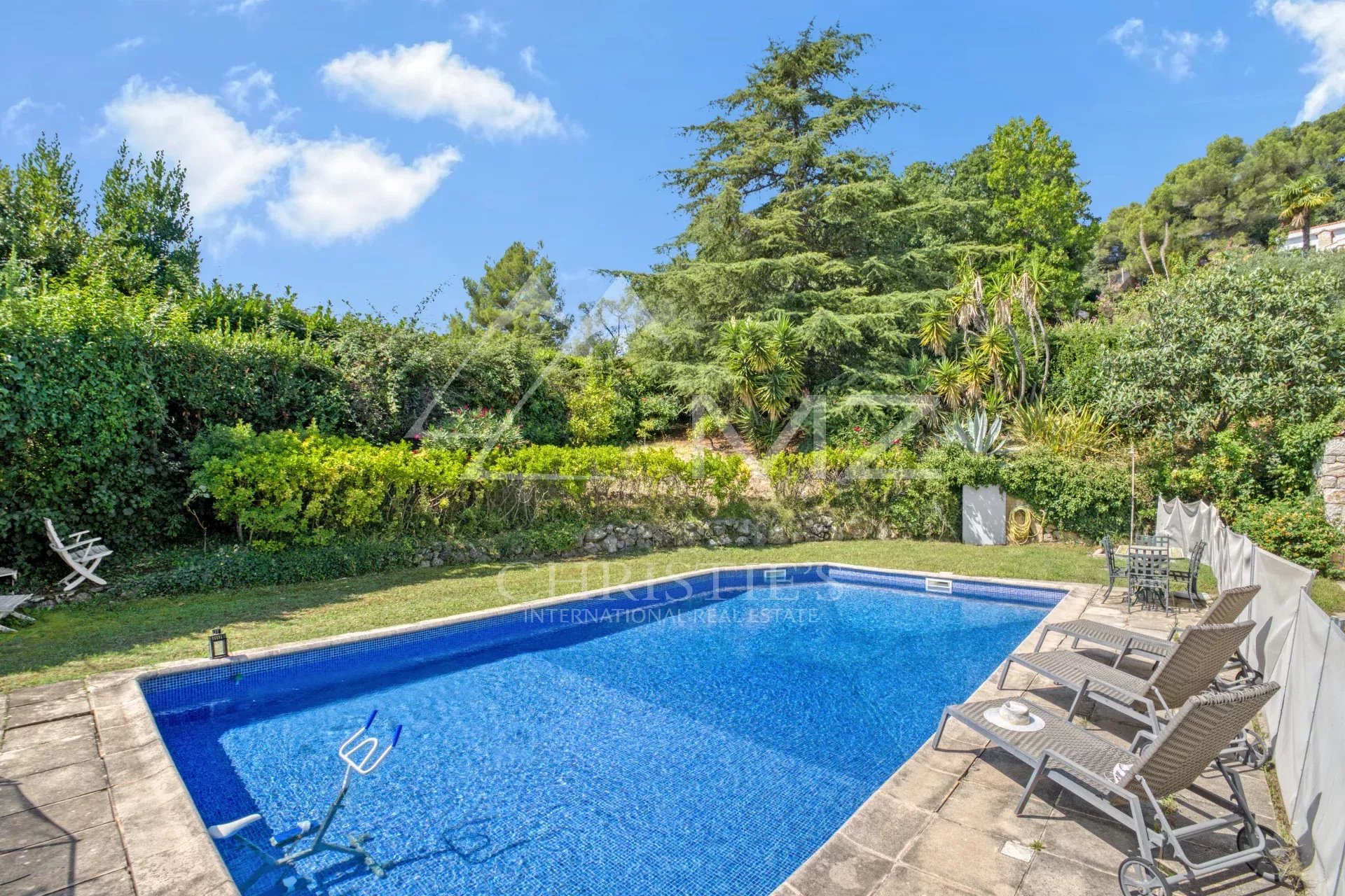 VILLA PROVENÇALE AVEC PISCINE ET VUE MER