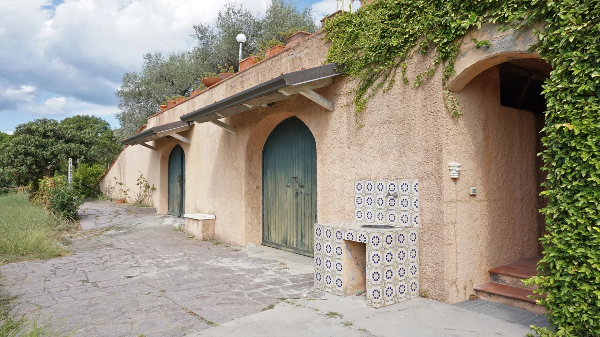 Elégante villa avec piscine, vignoble et grand terrain à une courte distance de la mer