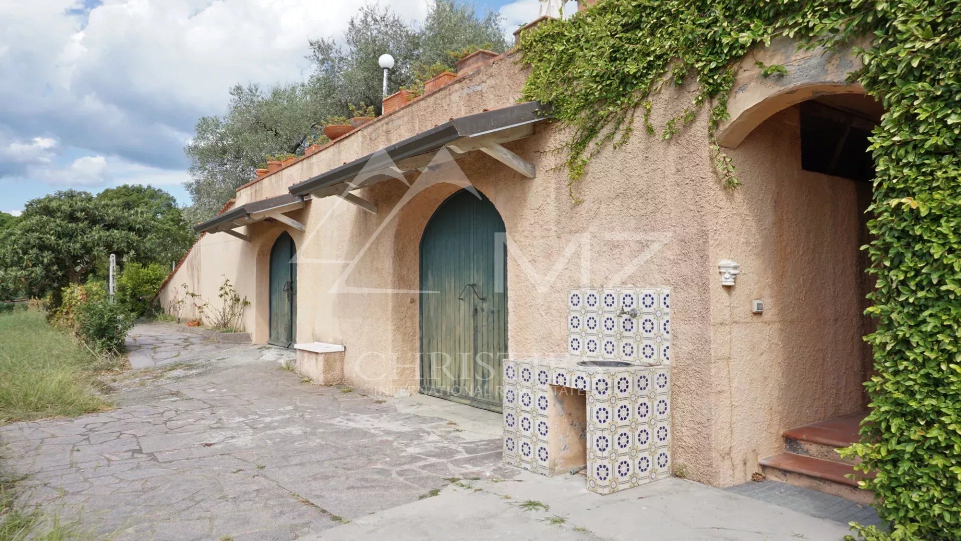 Elégante villa avec piscine, vignoble et grand terrain à une courte distance de la mer