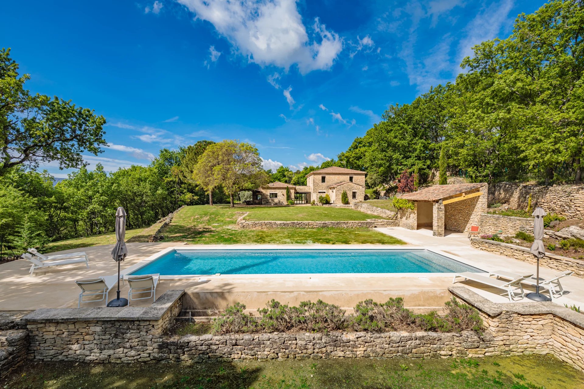 Gordes - Superbe maison contemporaine en pierres