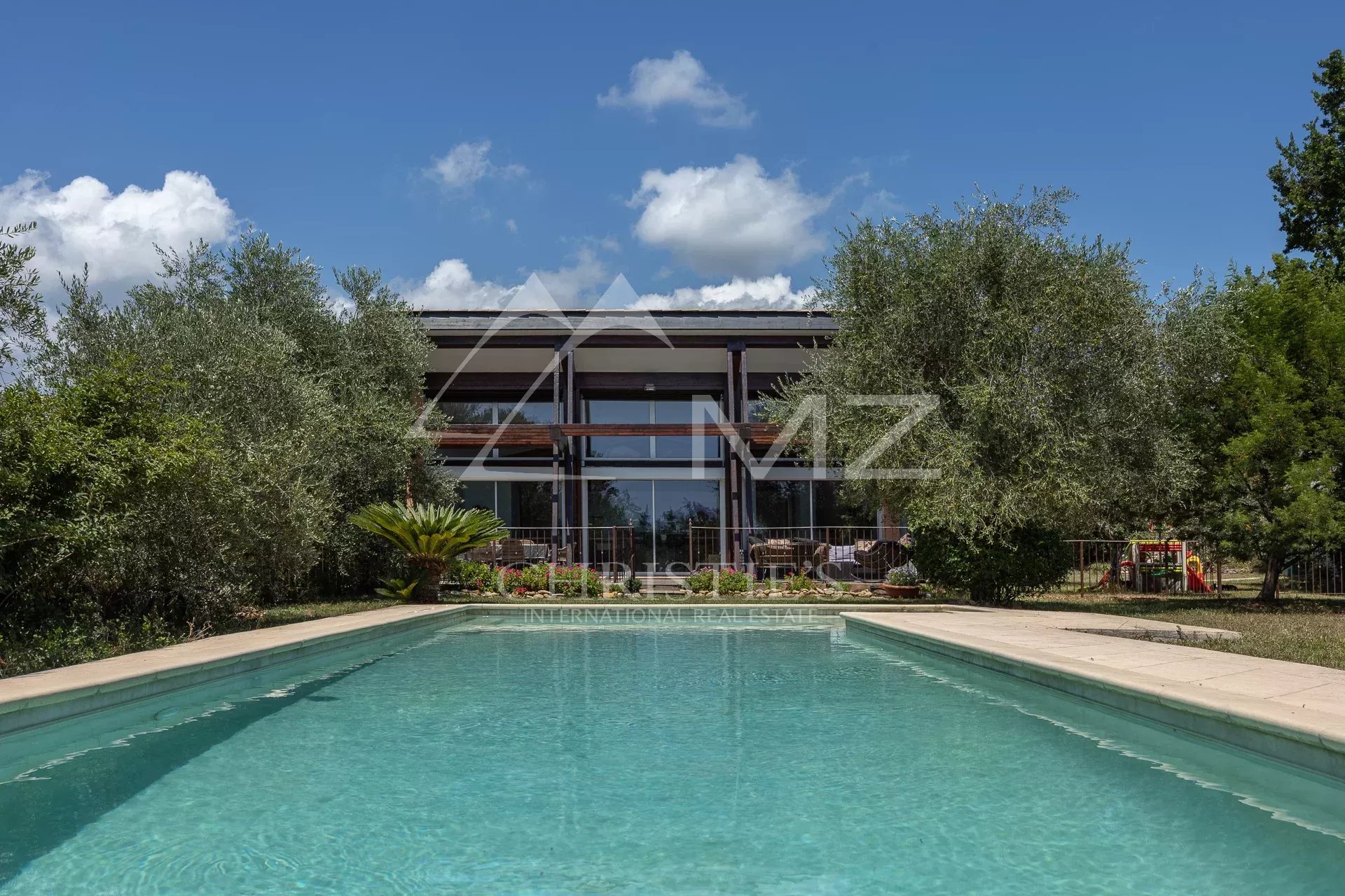 Villa d'architecte avec piscine  en open space sur la nature