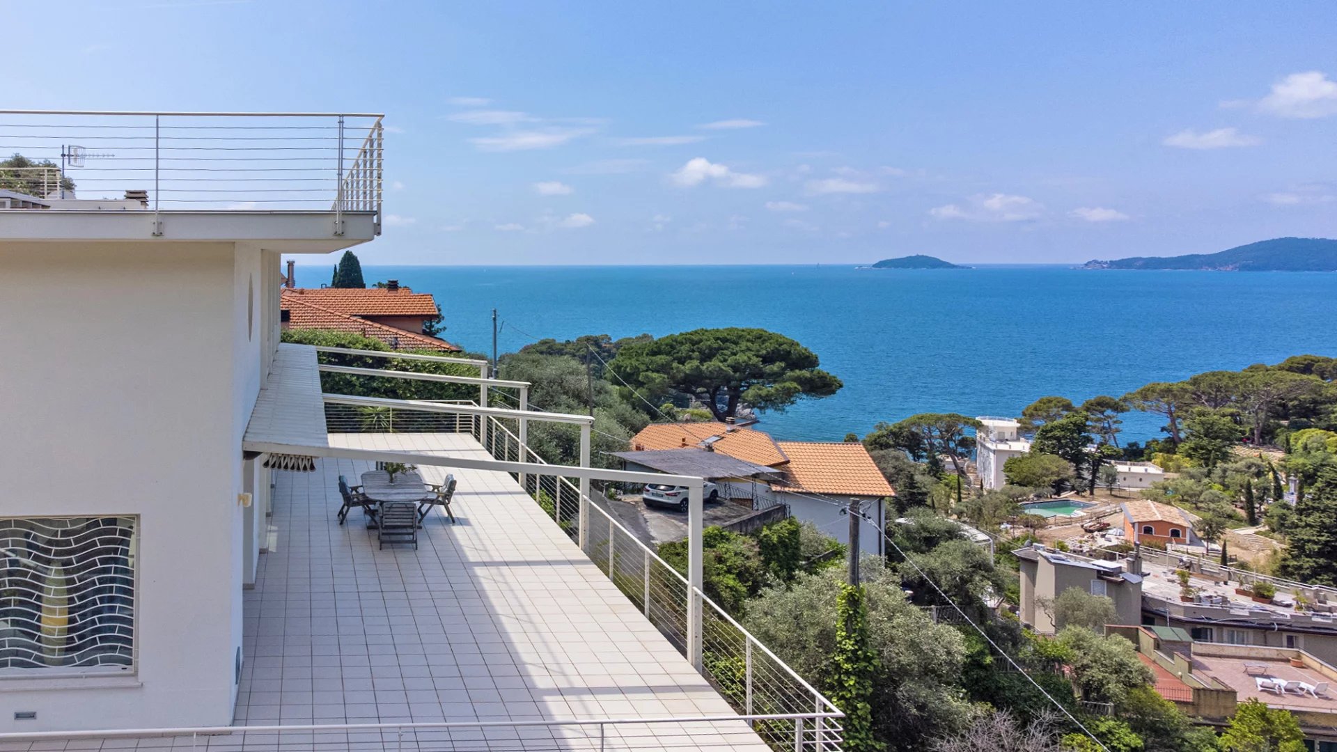 Élégante villa moderne avec de grandes fenêtres et vue sur la mer sur le golfe des Poètes à Fiascherino, Lerici