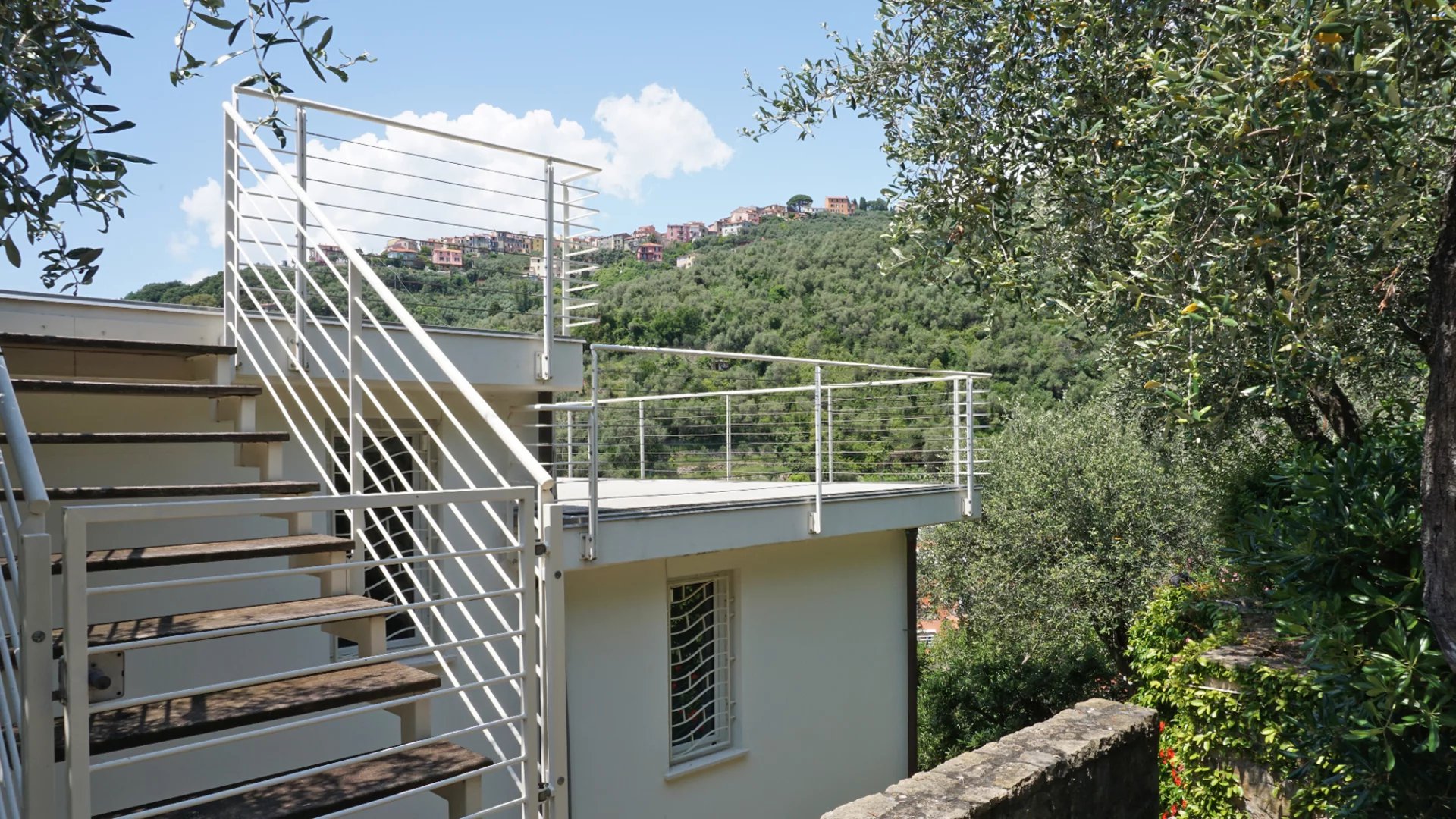 Élégante villa moderne avec de grandes fenêtres et vue sur la mer sur le golfe des Poètes à Fiascherino, Lerici