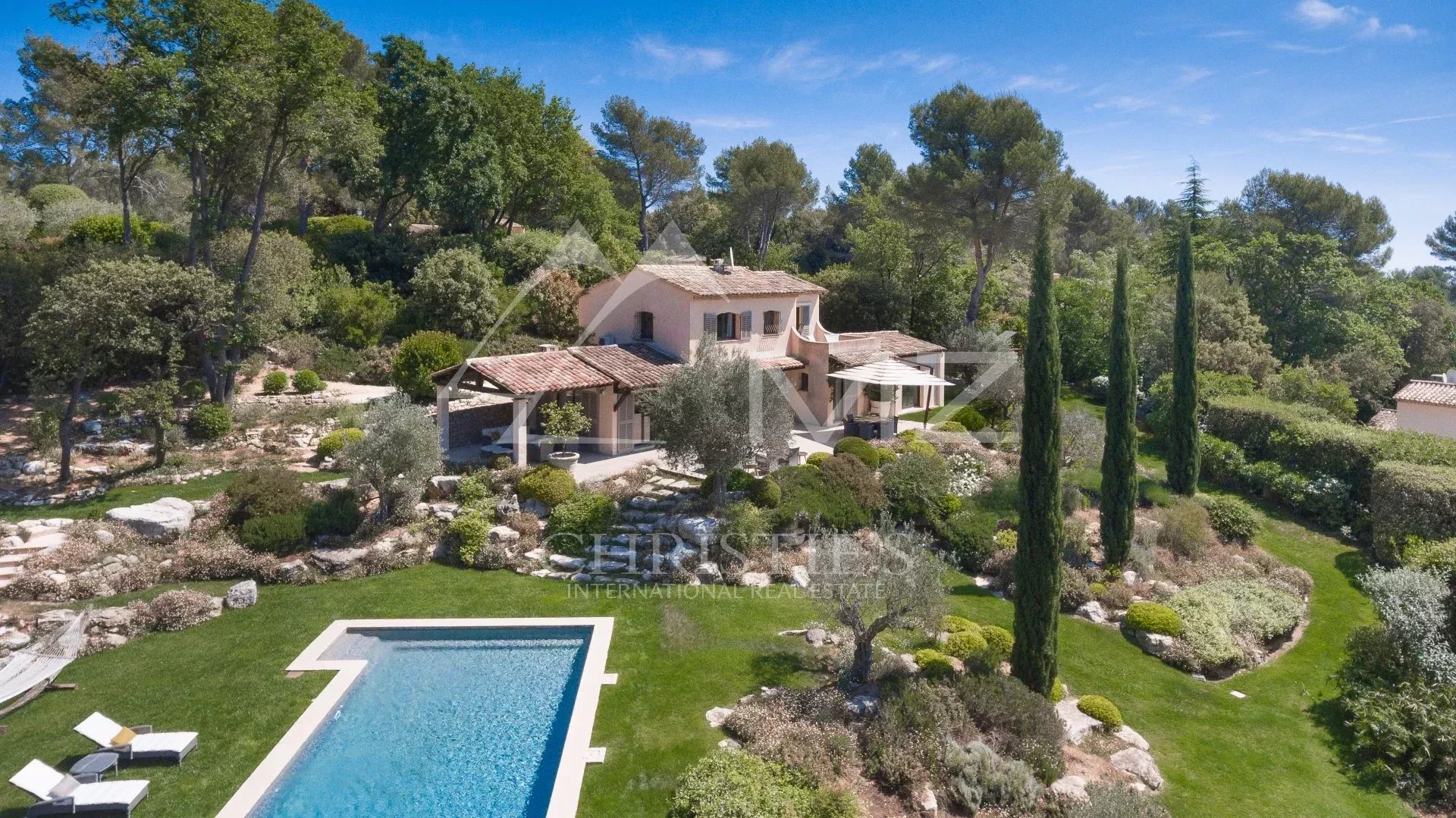 Cannes hinterland - Superb villa in a prestigious gated domain