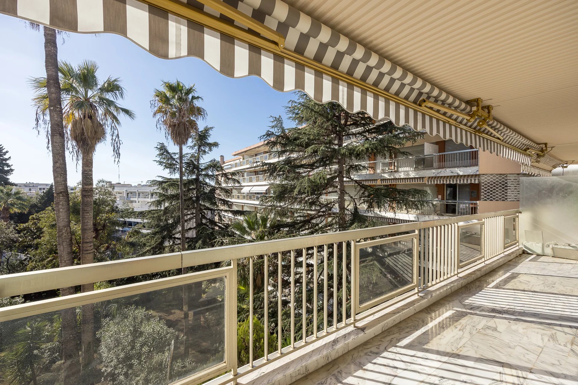 Appartement de type 3p d'une superficie de 88m2 situé dans un immeuble de standing à proximité des plages et du centre ville.