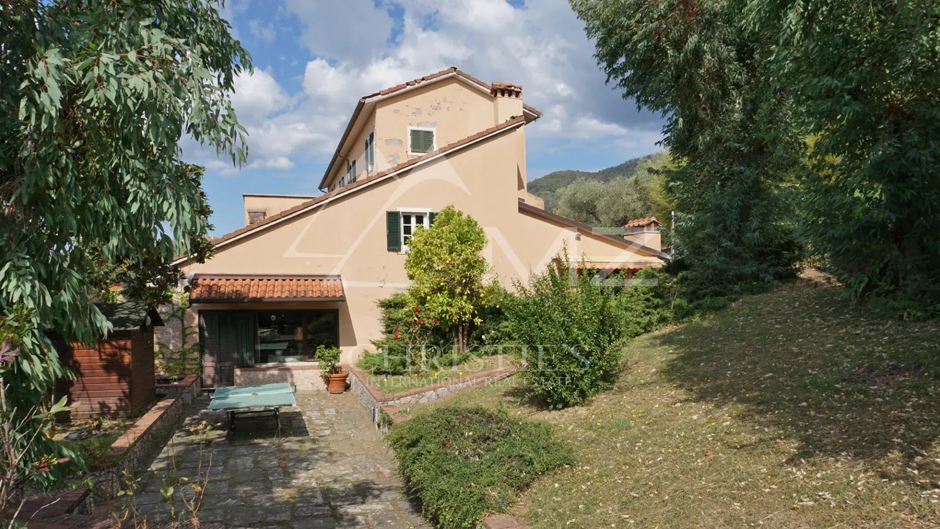 Elégante villa avec piscine, vignoble et grand terrain à une courte distance de la mer