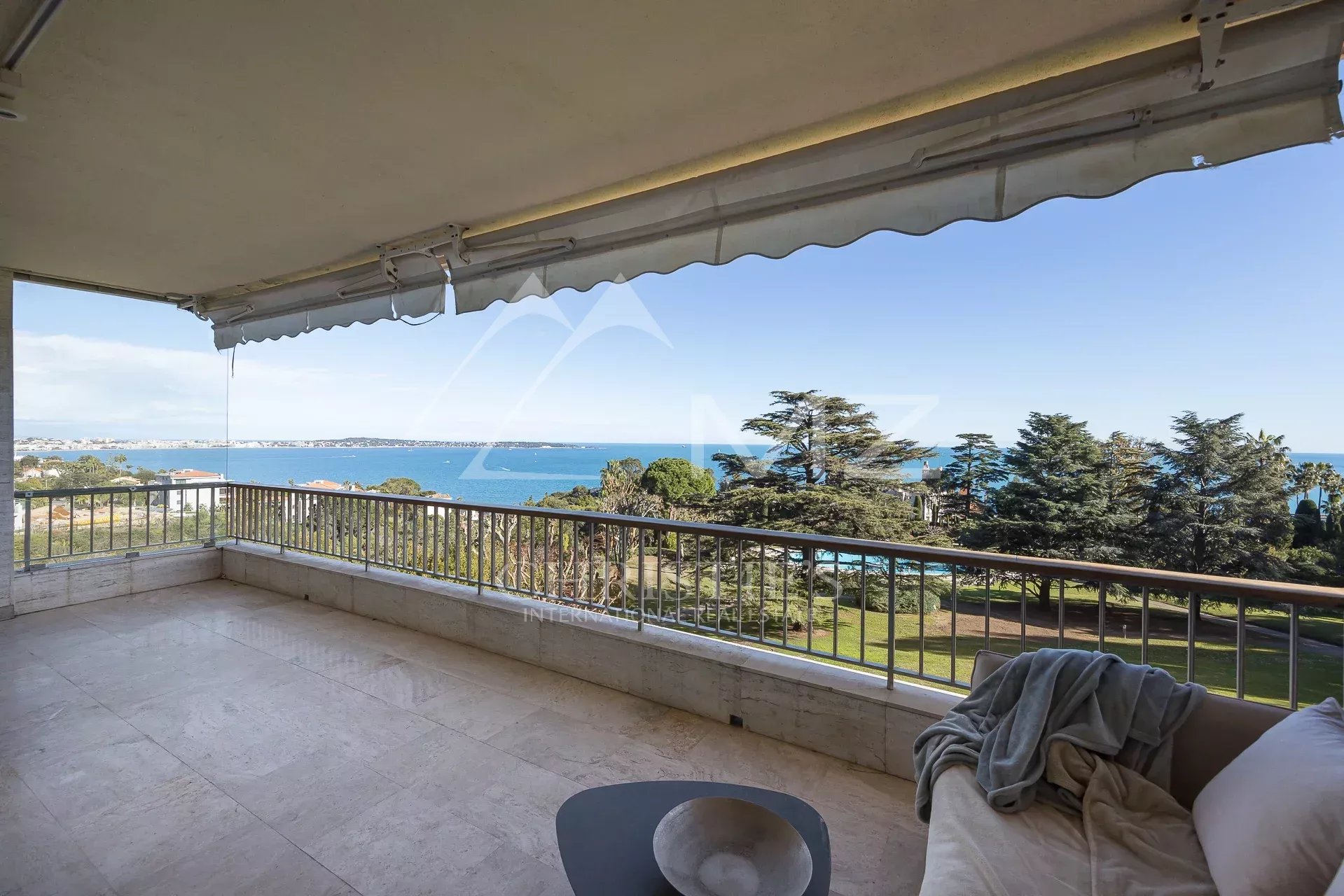 Superbe 4 pièces vue mer panoramique dans résidence de Prestige