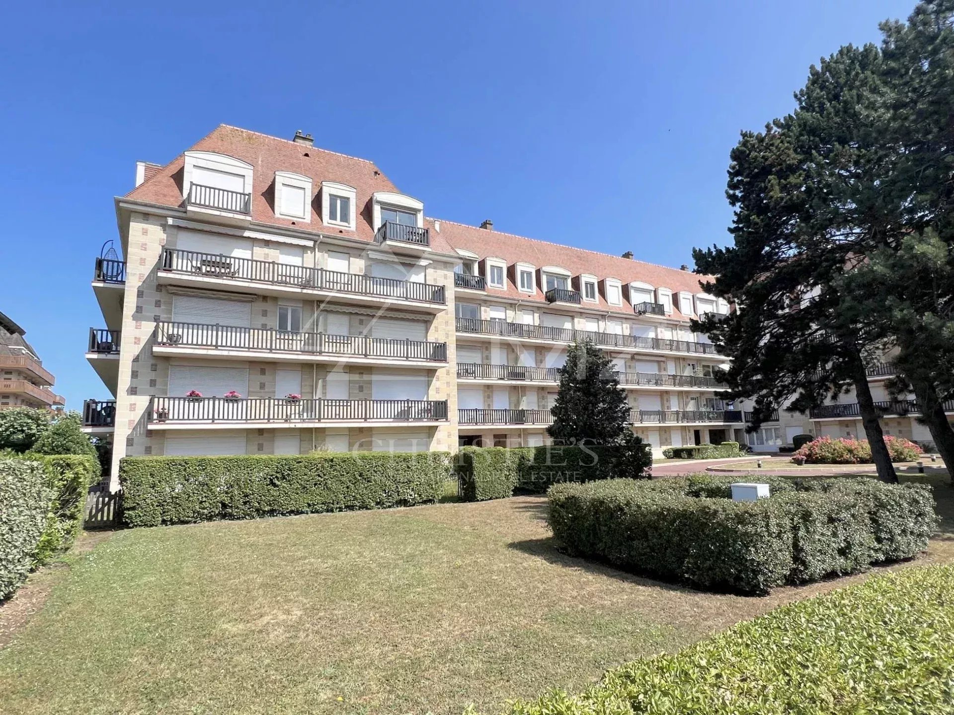 Flat with balconies and garden view